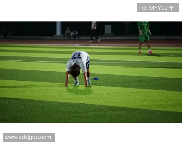 足球明星在抖音上分享训练日常与精彩瞬间引发粉丝热议与互动