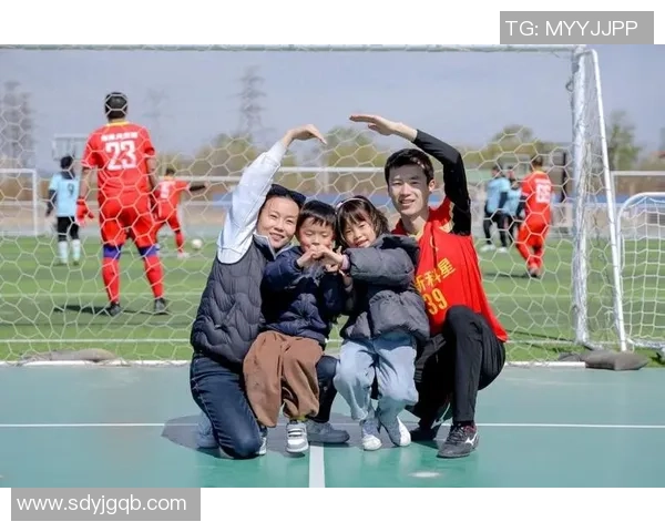 足球明星的家庭生活揭秘：他们的妻子与孩子们的幸福瞬间
